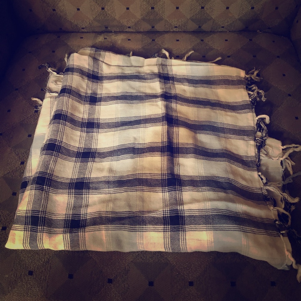 Hollister scarf